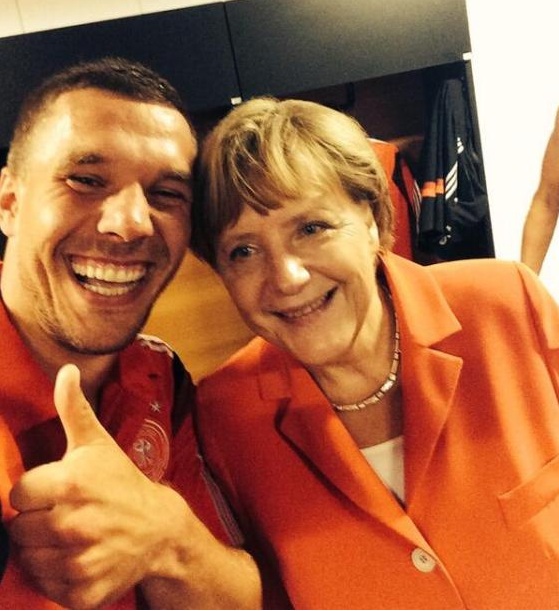 Cầu thủ Podolski đã ngay lập tức chụp ảnh tự sướng với thủ tướng Đức Angela Merkel để kỉ niệm chiến thắng trong kỳ World Cup vừa qua.